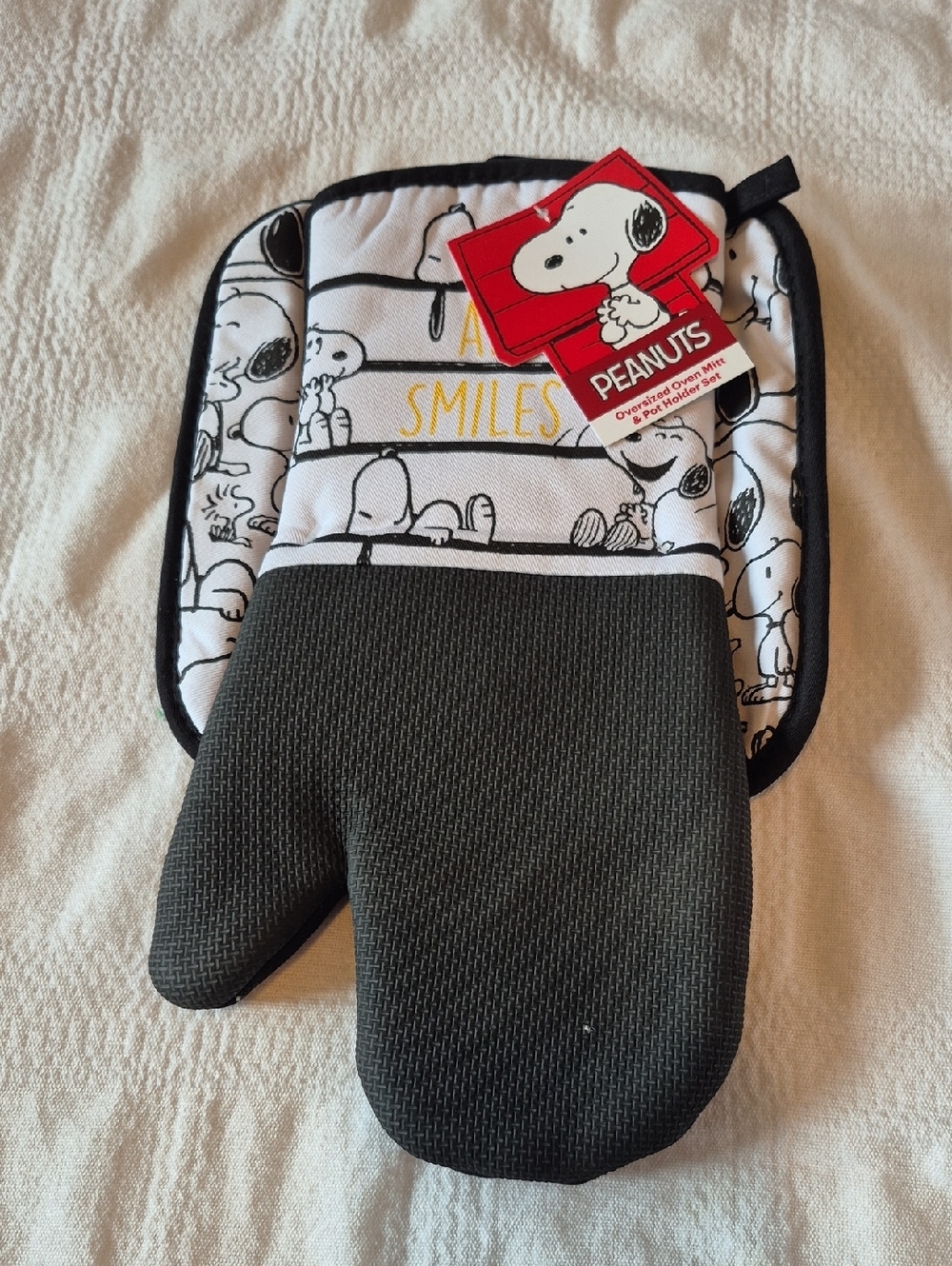 Peanuts Oversized Oven Mitt & Pot holder set Snoopy All Smiles design NWT
